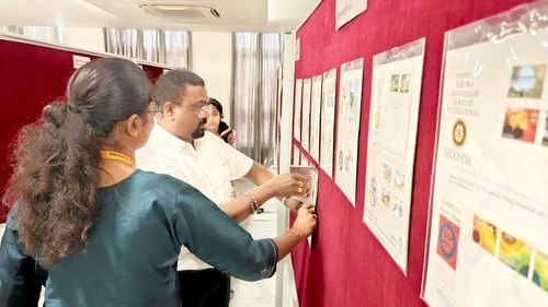 Dr. Nishan Bhat engaging with exhibitors at ApolloPEX-2025.