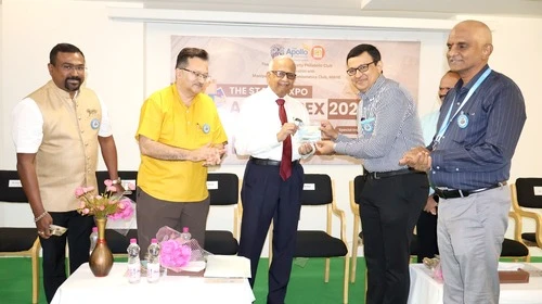 Vice Chancellor honoring Dr. Ramaprasad during ApolloPEX-2025.