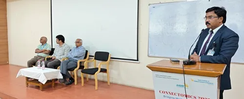Dr. Rammaiah addressing students during the Viksit Bharat Quiz 2026 at The Apollo University